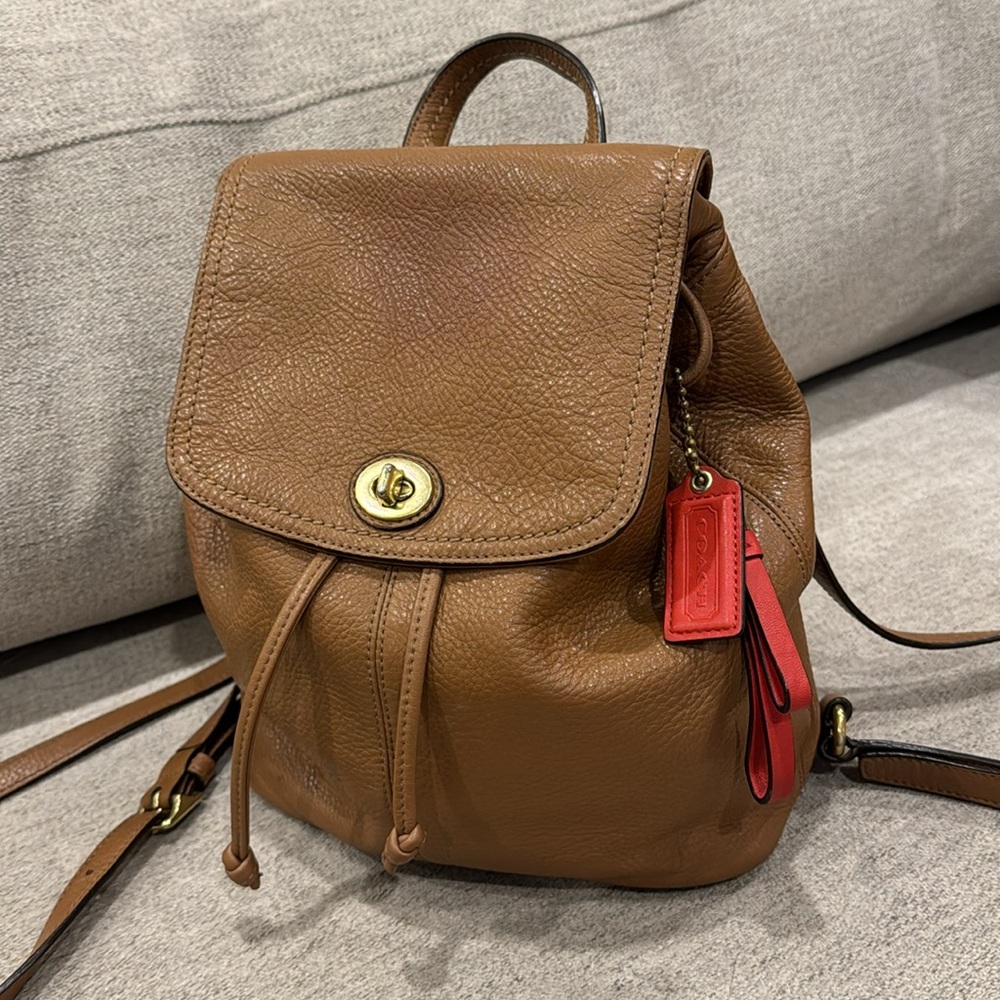 Vintage Coach turnlock backpack | 90’s style